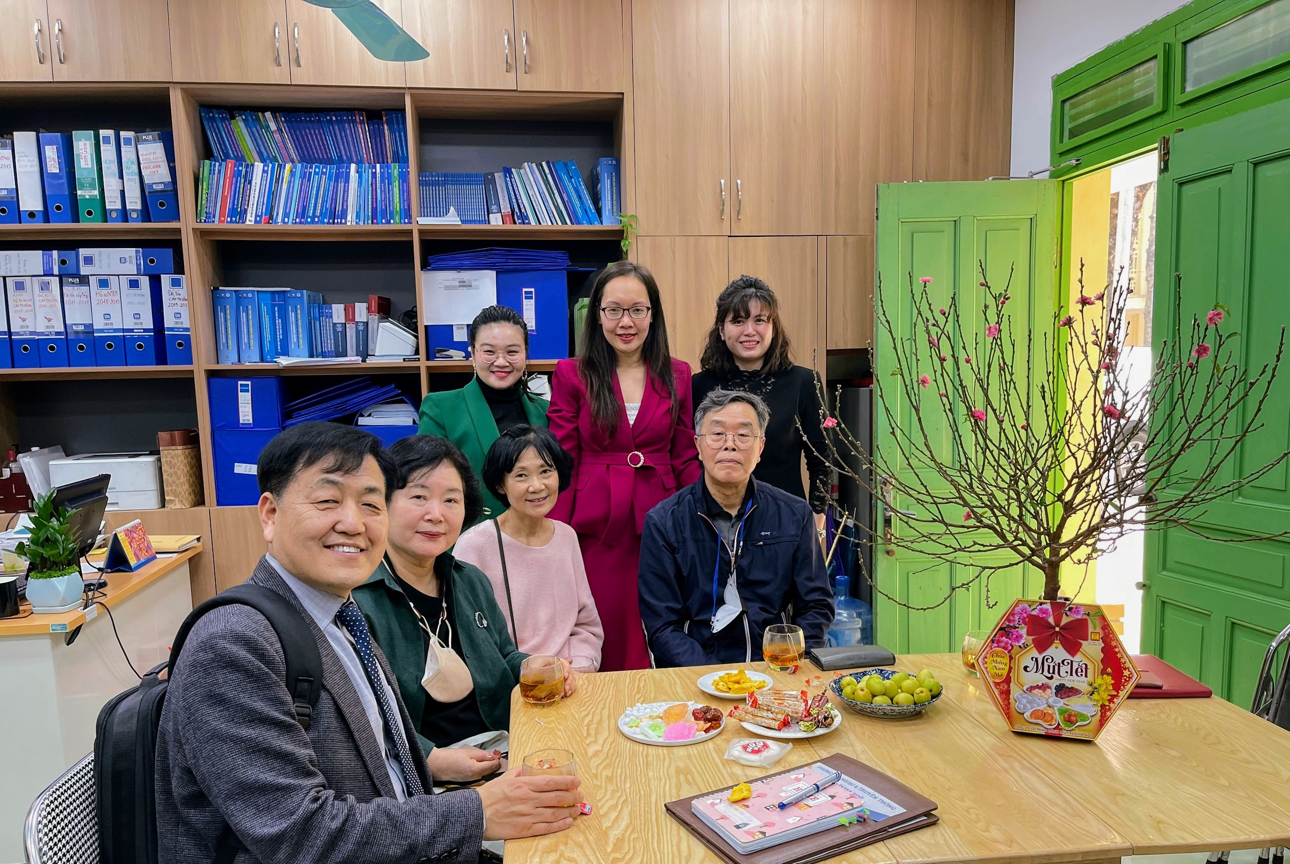 GS OH Keun Yeob - Viện trưởng Viện Nghiên cứu Kinh tế & Quản lý; GS MOON Hee Cheol thăm và làm việc tại phòng QLKH